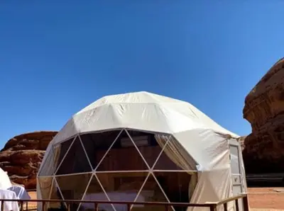a dome tent in the middle of the desert at WADi RUM HiLTON lUXURY BUBBLE CAMP in Disah