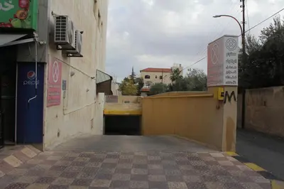an empty alley with a building and a street at الأحفاد للشقق الفندقية Al Ahfad Hotel Apartments in Şāfūţ