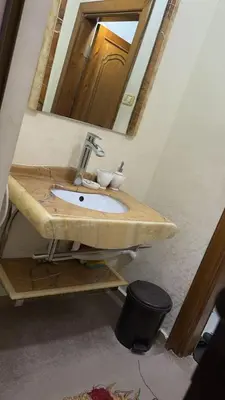 a bathroom with a sink and a mirror at شقه مفروشه مع حديقه اربد بجانب فندق فلامنجو ومدارس دار العلوم in Irbid