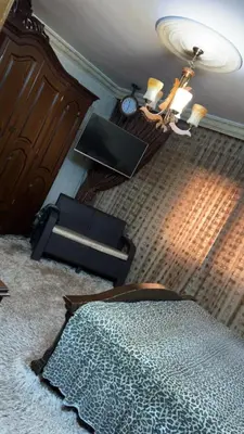 a bedroom with a bed and a clock on the wall at شقه مفروشه مع حديقه اربد بجانب فندق فلامنجو ومدارس دار العلوم in Irbid