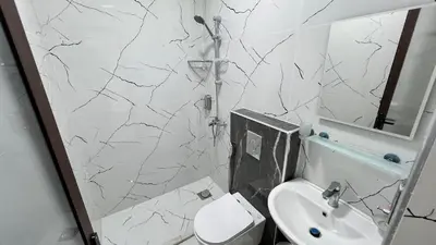 a bathroom with a toilet and a sink at شقة بثلاث غرف نوم الجاردنز عمو سامي in Amman