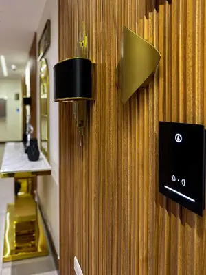 a lightswitch on a wooden wall in a room at Soho Midtown in Ash Shumaysānī