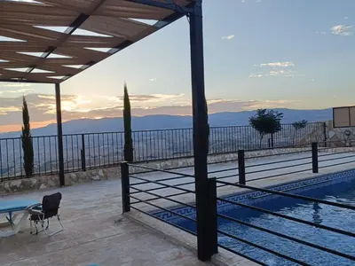 Gallery image of شاليه ومزرعة ذات اطلاله خلابه مع مسبح خارجي in Jerash