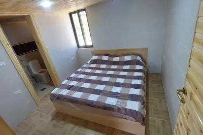 a small room with a bed and a bathroom at أكواخ وشقق كرم العنب عجلون in ‘Ayn Jannā
