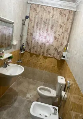 a bathroom with a toilet and a sink at شقة مفروشة للايجار اسبوعي شهري سنوي طبربور in ‘Urjān al Gharbīyah