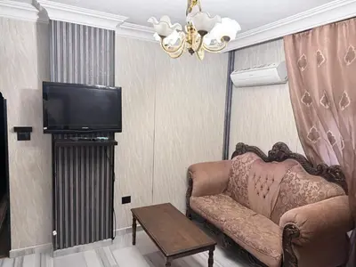 a living room with a couch and a tv at شقة مفروشة للايجار اسبوعي شهري سنوي طبربور in ‘Urjān al Gharbīyah