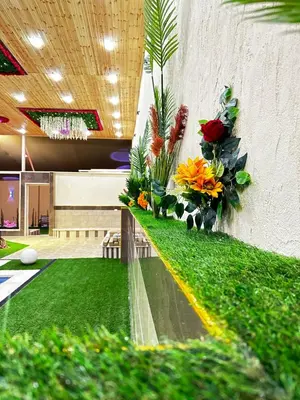 a lobby with a flower arrangement on the wall at مزرعة ريفان in Dawqarah