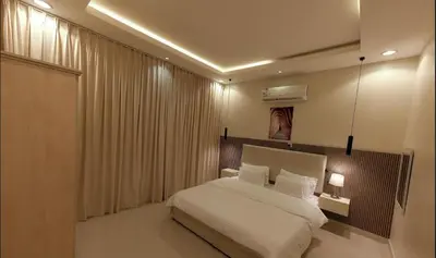a bedroom with a large bed in a room at شقه سياحيه أبو نصير in Ţāb Kirā‘