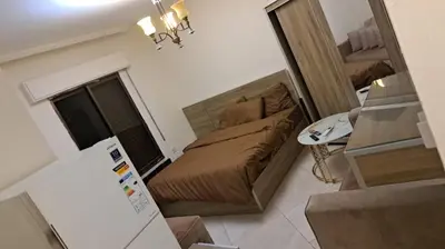 a small bedroom with a bed and a mirror at أبو راشد للشقق المفروشه in Aqaba