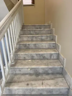 a set of stairs in a house at منتجع الحور in Ajloun
