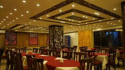 a restaurant with tables and chairs in a room at فندق ملتقى البتراء in Wadi Musa