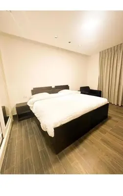 a bedroom with a large bed with white sheets at الجوهره in Amman