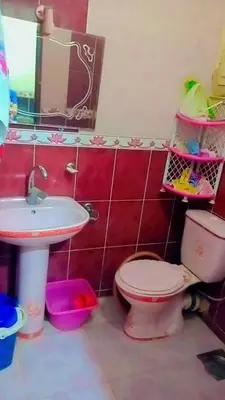 a bathroom with a toilet and a sink at الخريطه هاوس in Tall al Misţāḩ