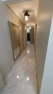 a long hallway with a mirror and a ceiling at ساكب هاوس in Sākib