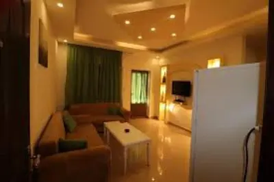 a living room with a couch and a table at الرمثا هوتل in Ar Ramthā