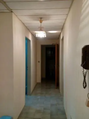 an empty hallway with a room with a ceiling at asfouer Hostel in Muqbilah