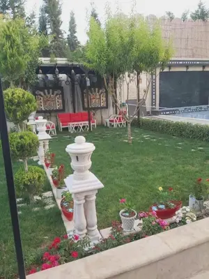 a garden with a white statue in the grass at الزئبق فارم in Maḩaţţat al Ḩafīf