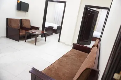 a living room with a couch and a mirror at النخيل للشقق الفندقية ALnakheel hotel apartment in Aqaba