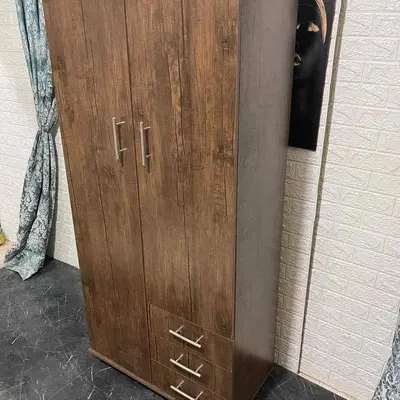 a wooden cabinet in the corner of a room at عبق التاريخ هاوس in Rujm al Ḩāwī