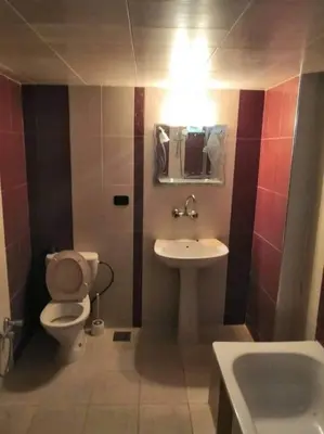 a bathroom with a white toilet and a sink at جرف العز هاوس in Jurf ad Darāwīsh
