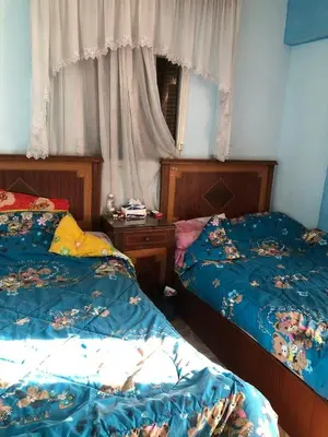 two beds sitting next to each other in a bedroom at ابيت السعاده in Ar Ramthā
