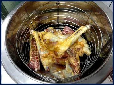 a close up of a chicken in a washing machine at مخيم الخال in Yarqā