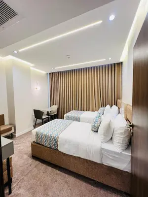 a hotel room with a bed and a desk at فندق الأمراء بلازا in Ma‘ān