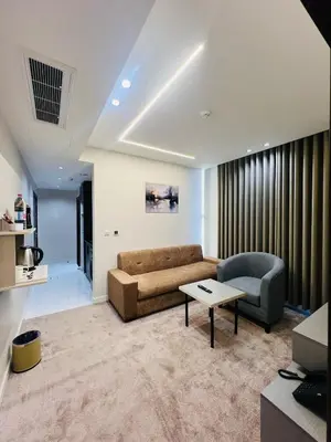 a living room with a couch and a table at فندق الأمراء بلازا in Ma‘ān