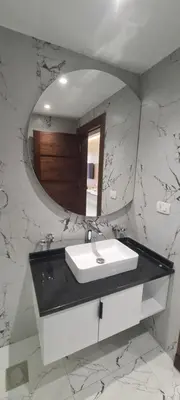 a bathroom with a sink and a mirror at فورتاليزا للإسكان in Jurf ad Darāwīsh