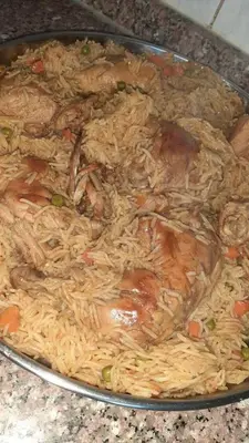 a pan filled with noodles and meat at صبحه هاوس in Şabḩā