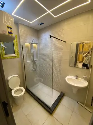 a bathroom with a shower and a toilet and a sink at شلنر موتل in Khirbat ar Ruşayfah
