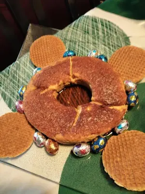 a brown cake sitting on top of a table at هيوم شليت in Um Qeis
