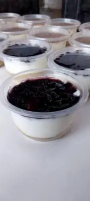 a group of bowls filled with jam on a table at ام الدنانير هاوس in Rujm al Ḩāwī