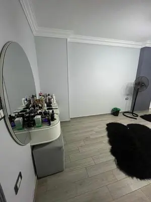 a white room with a mirror and a black rug at الضليل هاوس in Abū Ghārah