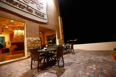 a table and chairs sitting outside of a restaurant at فندق مونتريال الشوبك in Al Jāyah