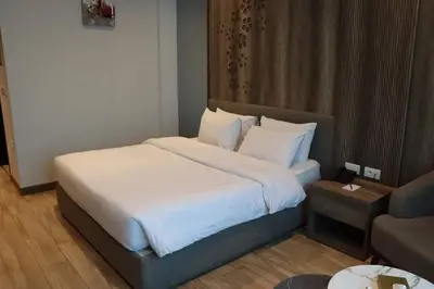 a bedroom with a large bed with white sheets and pillows at الأردن عمان in Irbid