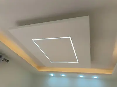 a recessed ceiling with a light in a room at شاليه ومزرعة طبقة فحل Chalet Pella