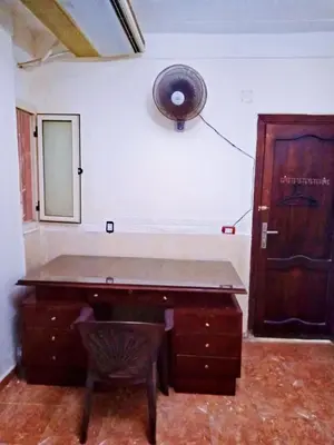 a room with a desk and a wooden door at Hi motel in Al ‘Iş