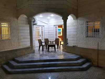 a dining room with a table and chairs at دار عدنان للشقق الفندقية المفروشة in Al Mafraq