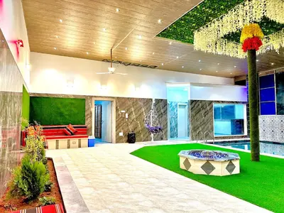 a living room with a couch and a table at شاليه كل الفصول in Dawqarah