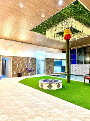 a lobby with a table in the middle of a room at شاليه كل الفصول in Dawqarah