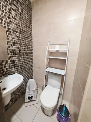 a small bathroom with a toilet and a sink at شقة في ضاحية الرشيد in Amman