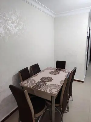a dining room with a table and chairs at الرائد للشقق المفروشة in Amman