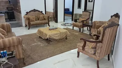a group of chairs and a table in a room at فيلا سالم عبدالرحمن الأشــــــقــــر ابو حمزه Villa Salem Alashqar in Maḩaţţat al Jīzah