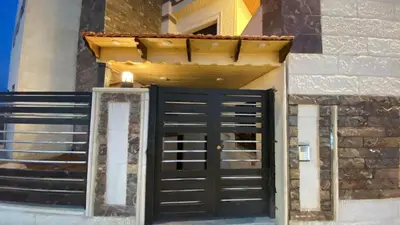 a black door on the side of a building at فيلا سالم عبدالرحمن الأشــــــقــــر ابو حمزه Villa Salem Alashqar in Maḩaţţat al Jīzah