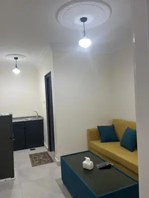a living room with a couch and a table at الحمد للاجنحة الفندقية in Aqaba