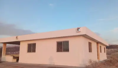 a house in the middle of the desert at Panoramic GUESTHOUSE - OUM ALI in Aş Şāfī