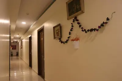 a hallway with a wall with a flower arrangement on it at Mariam Economy Hotel in Aqaba