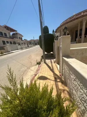 a street with a pole on the side of a road at Irbid in Nāţifah