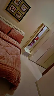 a bedroom with a bed with a window and a ceiling at شقه مفروشه بالكامل متوفر فيها جميع الخدمات in Amman